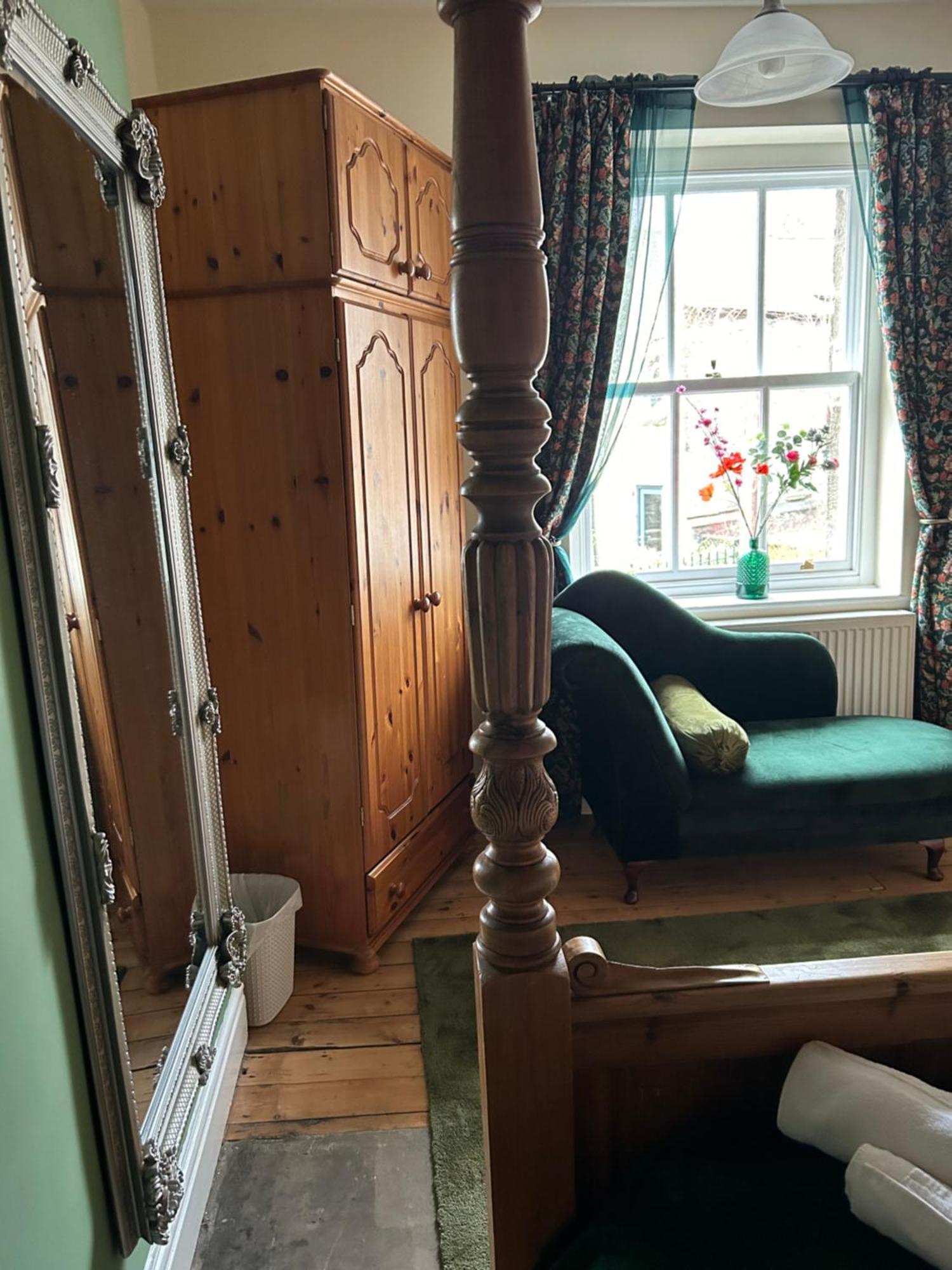 The Buxton Retreat A Luxurious 3-Storey Townhouse With Four Poster Bed And Double Jacuzzi Bath" Екстериор снимка