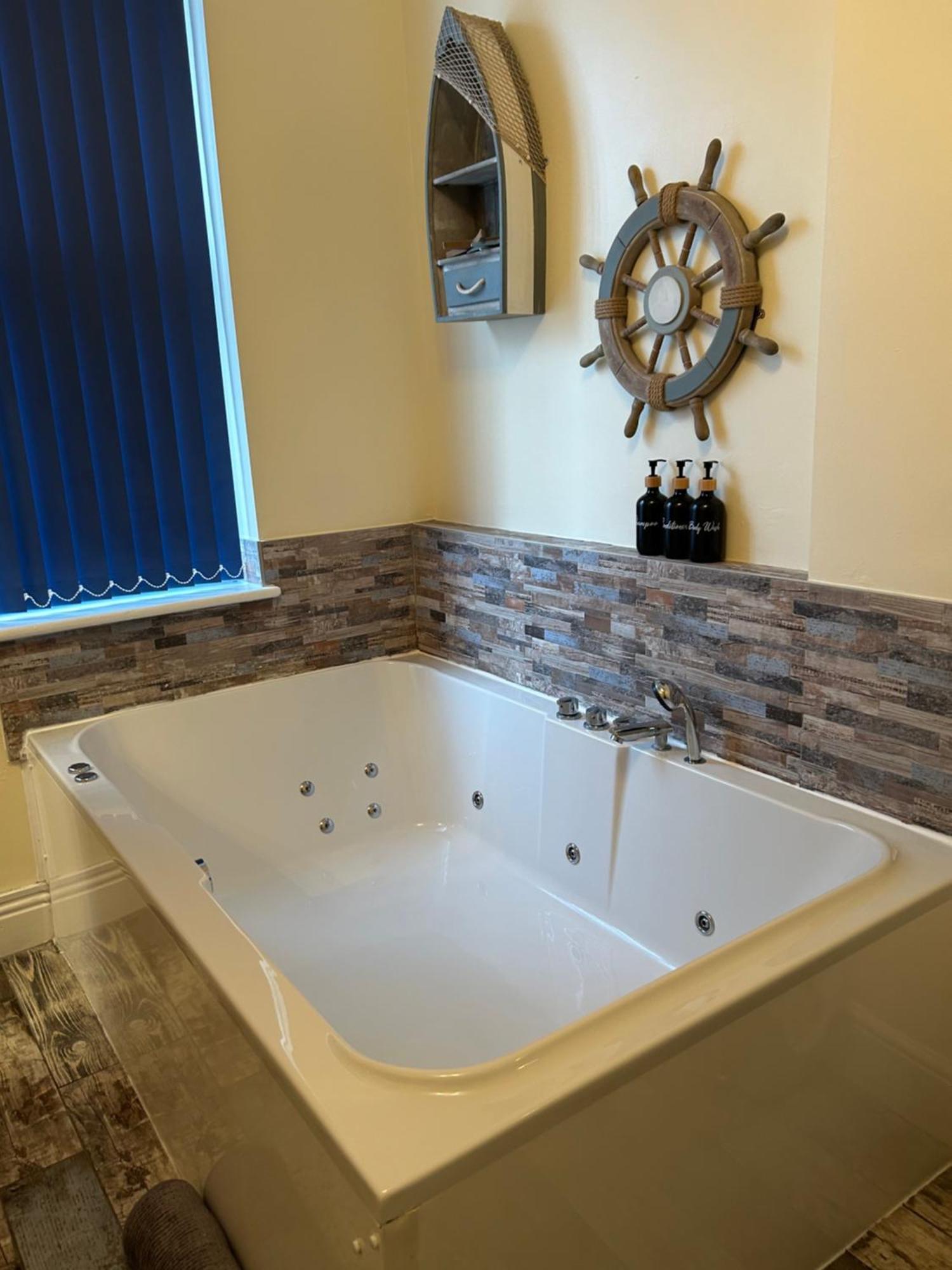 The Buxton Retreat A Luxurious 3-Storey Townhouse With Four Poster Bed And Double Jacuzzi Bath" Екстериор снимка